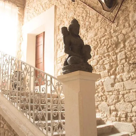Chateau De Bed & Breakfast 3*