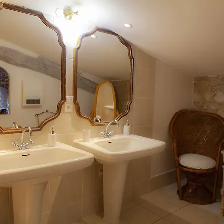 Chateau De Bed & Breakfast 3*