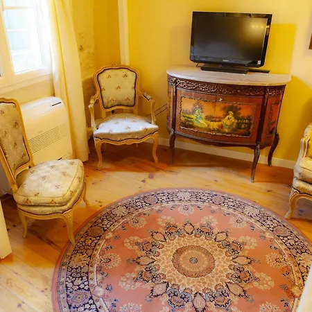 Chateau De Bed & Breakfast Murviel